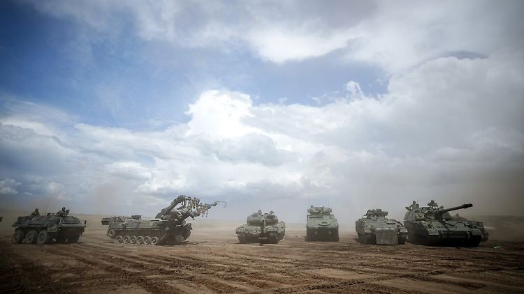 Rad- und Kettenpanzer der Bundeswehr bei der NATO-Übung "Griffin Storm" in Litauen.