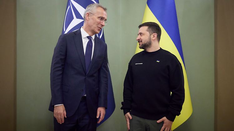 NATO-Generalsekretär Stoltenberg (l.) zusammen mit dem ukrainischen Präsidenten Selenskyj.