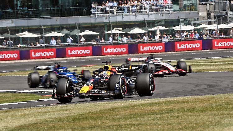 Vorne Max Verstappen im Red Bull, links Williams-Pilot Alex Albon, rechts Nico Hülkenbergs Haas-Teamkollege Kevin Magnussen.
