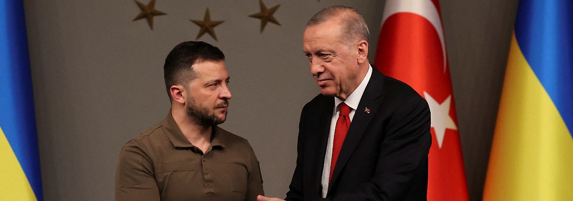 2023-07-07T215508Z_27893837_RC2LY1APSUQW_RTRMADP_3_UKRAINE-CRISIS-ZELENSKIY-TURKEY.JPG