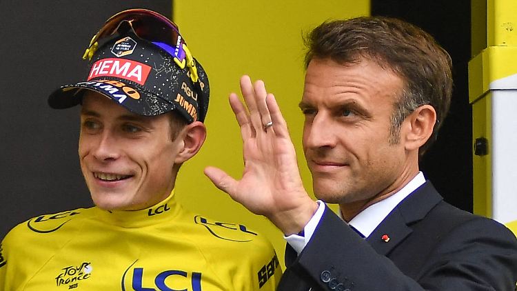 Emmanuel Macron trug keine Maske beim Kontakt mit Jonas Vingegaard.