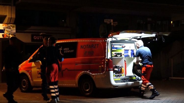 Der Notarzt wurde in die Innenstadt von Emsdetten gerufen. Dort wurde eine 62-Jährige am Abend mit einem Messer angegriffen.