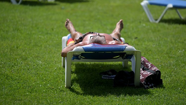 Der Körper kann sich an hohe Temperaturen anpassen - aber gerade für Kinder, alte und kranke Menschen ist das deutlich schwieriger.