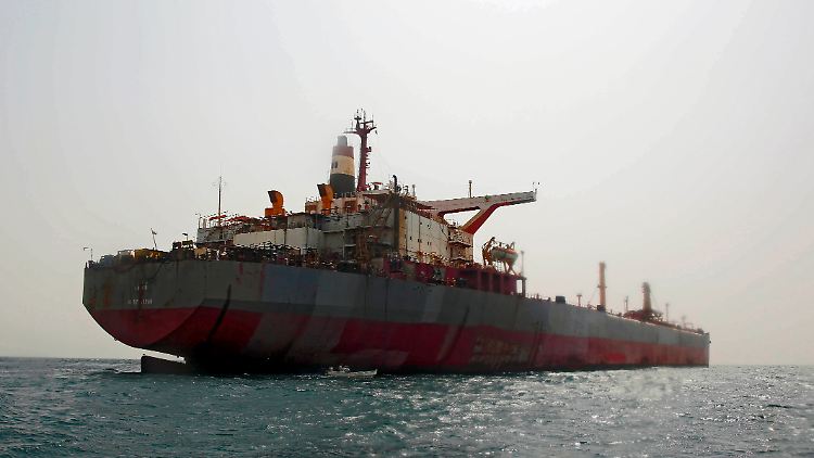 Blick auf den schrottreifen Tanker "Safer" im Roten Meer vor der Küste Jemens. 