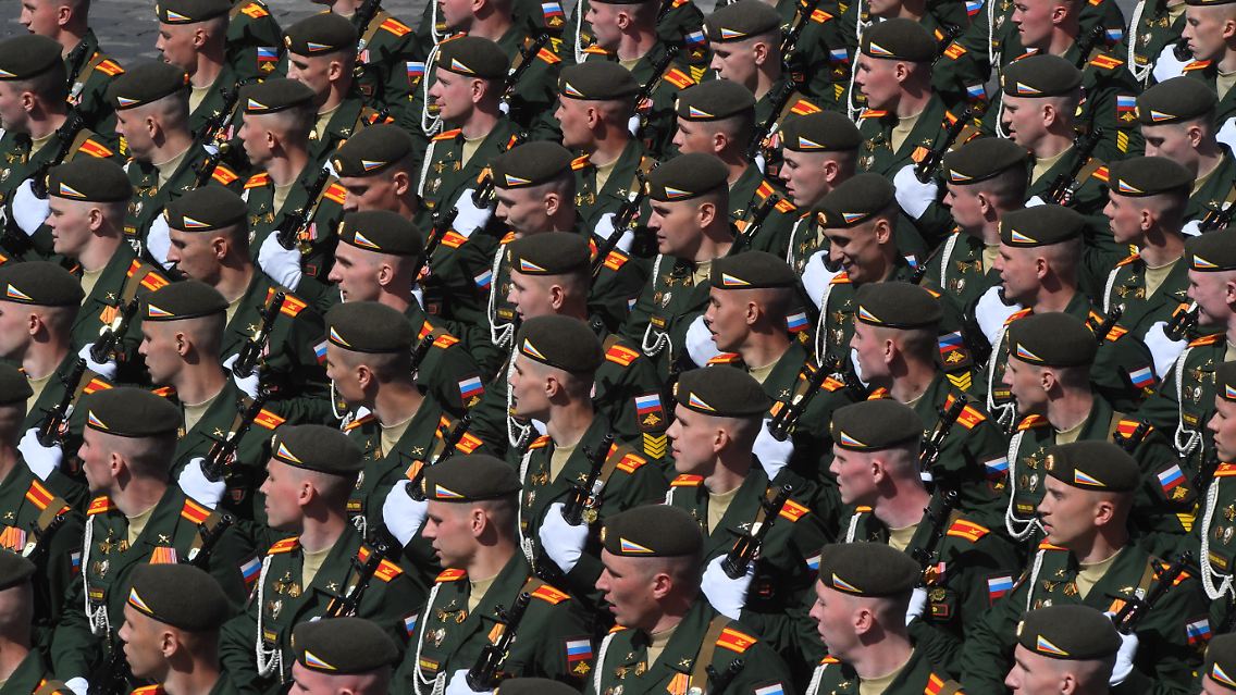 Kader der Militärhochschule in Moskau nehmen an der Parade zum 9. Mai teil.