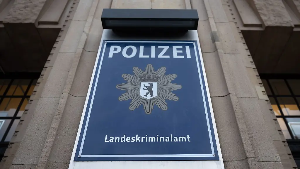 Eine-Tafel-mit-der-Aufschrift-Polizei-Landeskriminalamt-haengt-an-einem-Polizeigebaeude-im-Bezirk-Schoeneberg