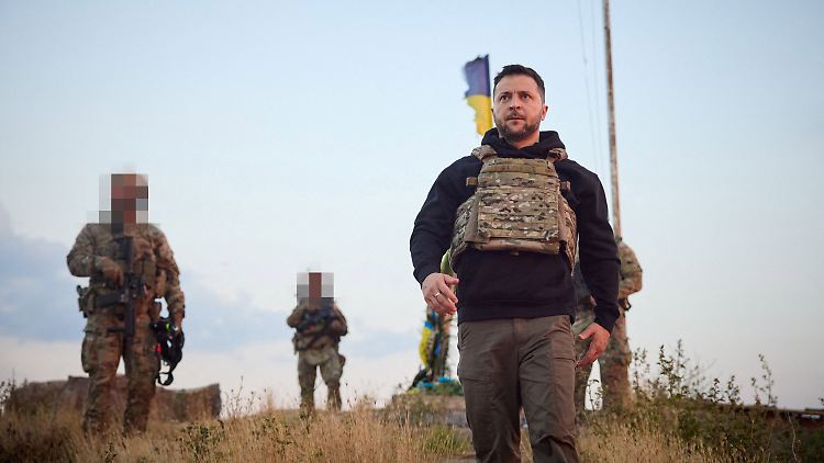 Per Boot reiste Selenskyj auf die Schlangeninsel und dankte den Soldaten für ihren Kampf gegen den russischen Aggressor.