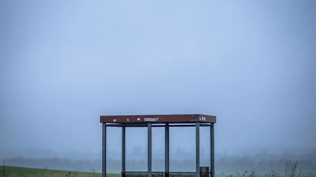 Ein-leeres-Buswartehaus-steht-an-einer-Bundestrasse