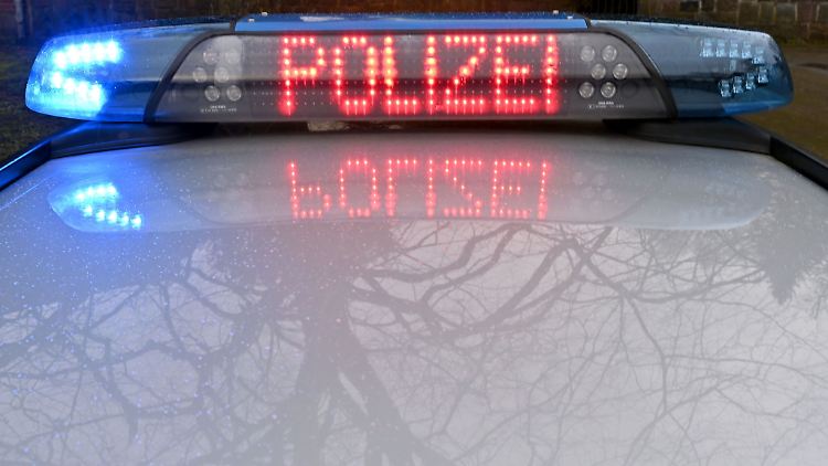Die Einsatzkräfte seien kurz vor halb elf per Notruf informiert worden, dass in der Bahn "jemand abgestochen worden sein soll", sagte ein Polizeisprecher.