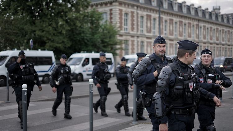 Schwer bewaffnete Sicherheitskräfte überwachen die landesweiten Demonstrationen gegen Polizeigewalt in Frankreich. 