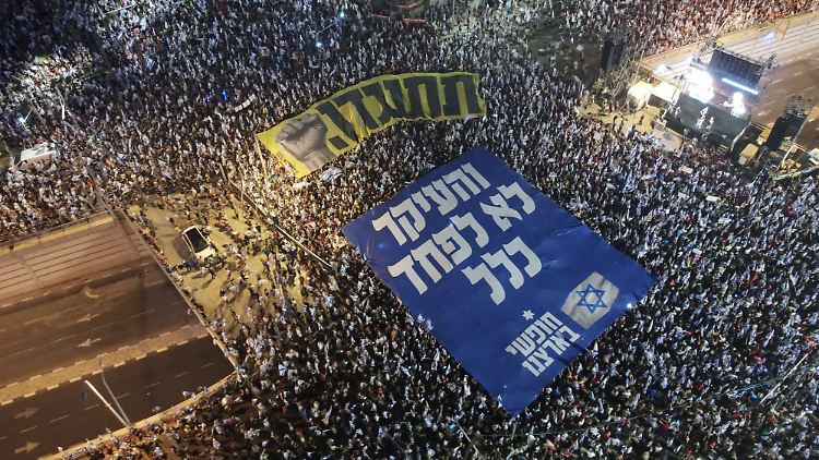 Medien bezifferten die Zahl der Demonstranten in Tel Aviv auf 140.000, laut den Veranstaltern waren es nochmal deutlich mehr.