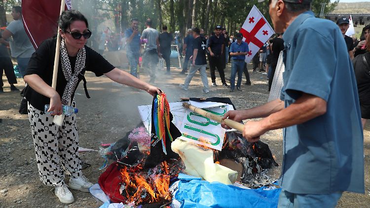 Die Polizei habe die Angreifer nicht aufgehalten, heißt es von den Organisatoren der Pride-Woche.