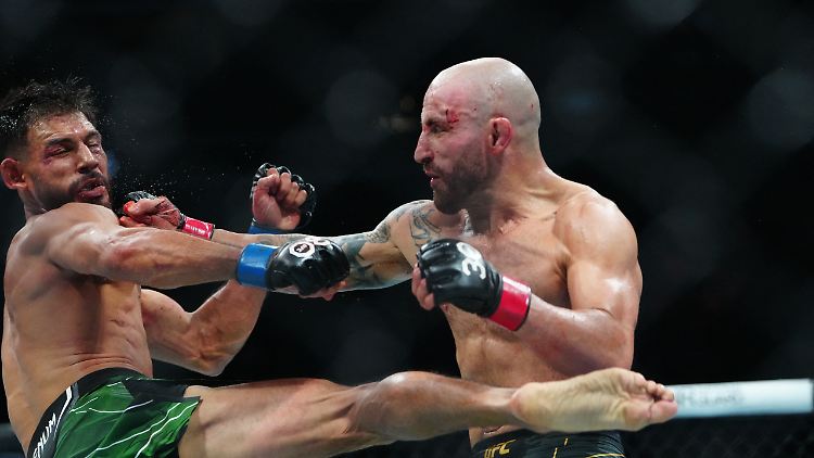 Alexander Volkanovski (r.) zeigte bei UFC 290 nicht nur seine Ringer-Qualitäten.