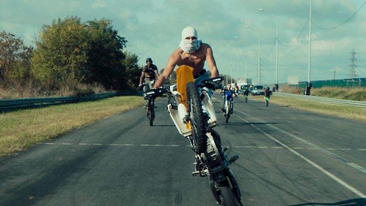 Kein Geld, schwierige familiäre Verhältnisse: Die "B-Mores" aus dem Film "Rodeo" fühlen sich nur frei, wenn sie mit ihren Bikes waghalsige Stunts fahren.