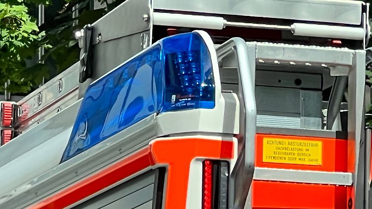 Laut Feuerwehr ist das Feuer im ersten Stock eines dreigeschossigen Hauses im Berliner Ortsteil Wittenau ausgebrochen.