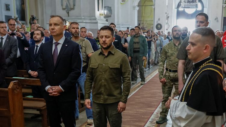 Die Präsidenten Duda (l.) und Selenskyj gedenken gemeinsam der Opfer der Massaker im Zweiten Weltkrieg.