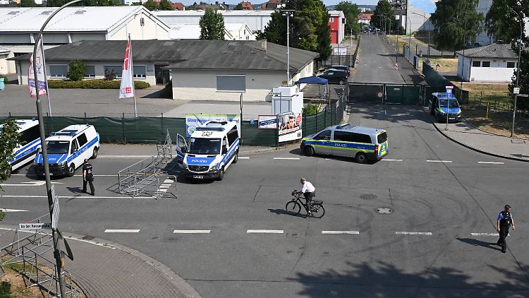 An der Zufahrt zum Messegelände von Gießen sichern mehrere Polizeifahrzeuge die Veranstaltung.