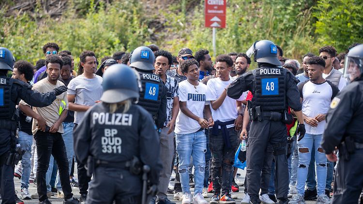 Deutsche Polizisten stehen Teilnehmern der Gegendemonstration von dem Eritrea-Festival in Gießen gegenüber. Bei Letzteren soll es sich vor allem um Männer der jüngeren Flüchtlingsbewegung aus dem abgeschotteten Land handeln.