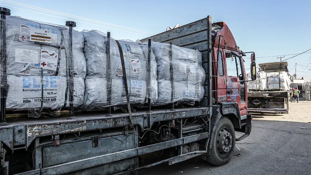 LKW-mit-deutschen-Hilfsguetern-warten-am-Kerem-Shalom-Grenzuebergang-Laut-der-UN-sei-es-beinahe-unmoeglich-geworden-Kranke-oder-Verletzte-in-Sicherheit-zu-bringen-und-Hilfsgueter-in-den-Norden-und-zunehmend-auch-in-den-Sueden-des-Gazastreifens-zu-bringen