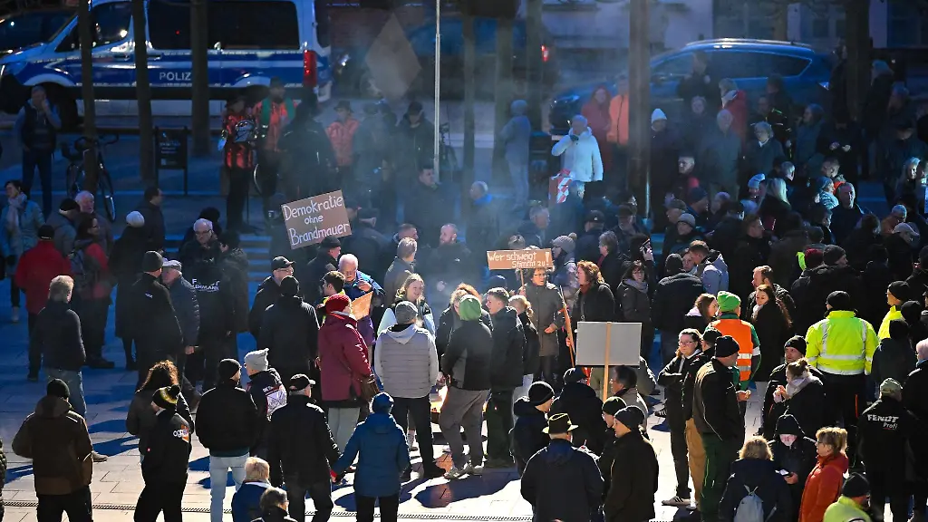 Viele-Menschen-nehmen-am-Abend-an-einer-Demonstration-auf-dem-Marktplatz-der-Spreewaldstadt-Luebben-teil