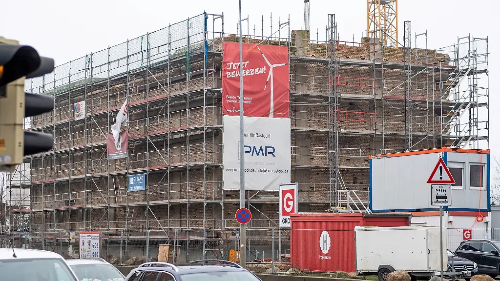 Bauarbeiten-laufen-in-dem-eingeruesteten-Historisches-Silo-1-im-Stadthafen