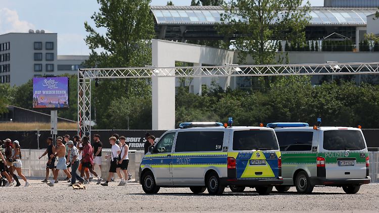 Die Polizei erhöhte die Zahl der eingesetzten Beamten am Samstag von etwa 300 auf 400.