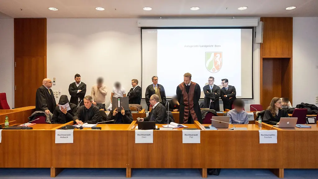 Die-sieben-Angeklagten-und-ihre-Rechtsanwaelte-warten-im-Gerichtssaal-auf-den-Beginn-des-Prozesses-wegen-Landfriedensbruch