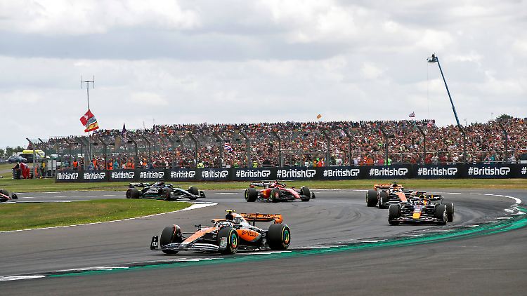 Das britische Publikum jubelte laut, als Lando Norris am Start an Max Verstappen vorbeizog.