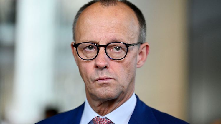 "Sie beschädigen unsere Demokratie", sagt CDU-Chef Merz zum Gezerre der Ampel ums Heizungsgesetz. 