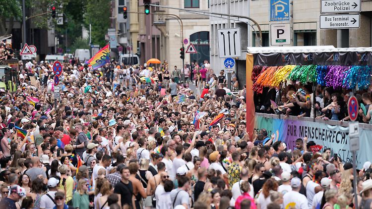 Mit fast 230 Gruppen war die CSD-Demo so lang wie noch nie.