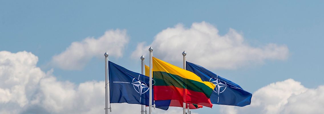 Flaggen der Nato-Mitgliedsländer wehen im Wind vor dem Veranstaltungsort des Nato-Gipfels. Der Krieg Russlands gegen die Ukraine wird ganz oben auf der Tagesordnung stehen.