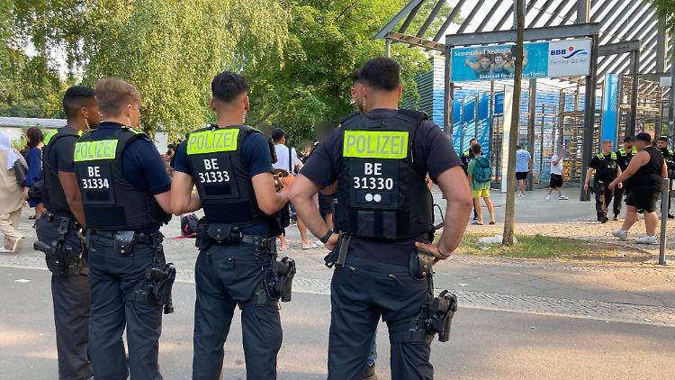 Wieder kam es zu Rangeleien im Columbiabad in Berlin-Neukölln, die Polizei musste eingreifen.