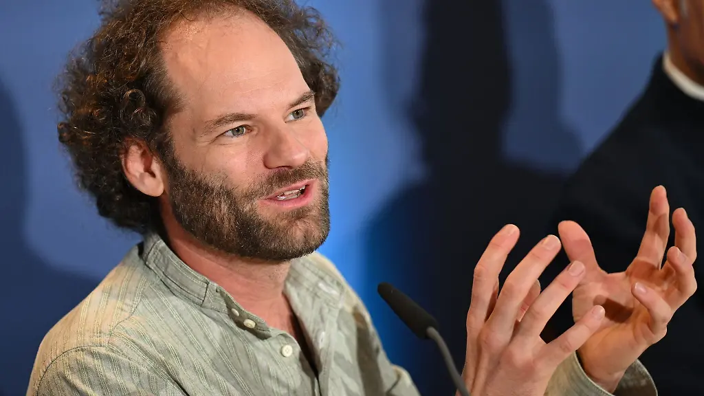 Der-Fastenprediger-Maximilian-Schafroth-spricht-bei-der-Pressekonferenz-zur-Salvator-Probe-2024-am-Nockherberg
