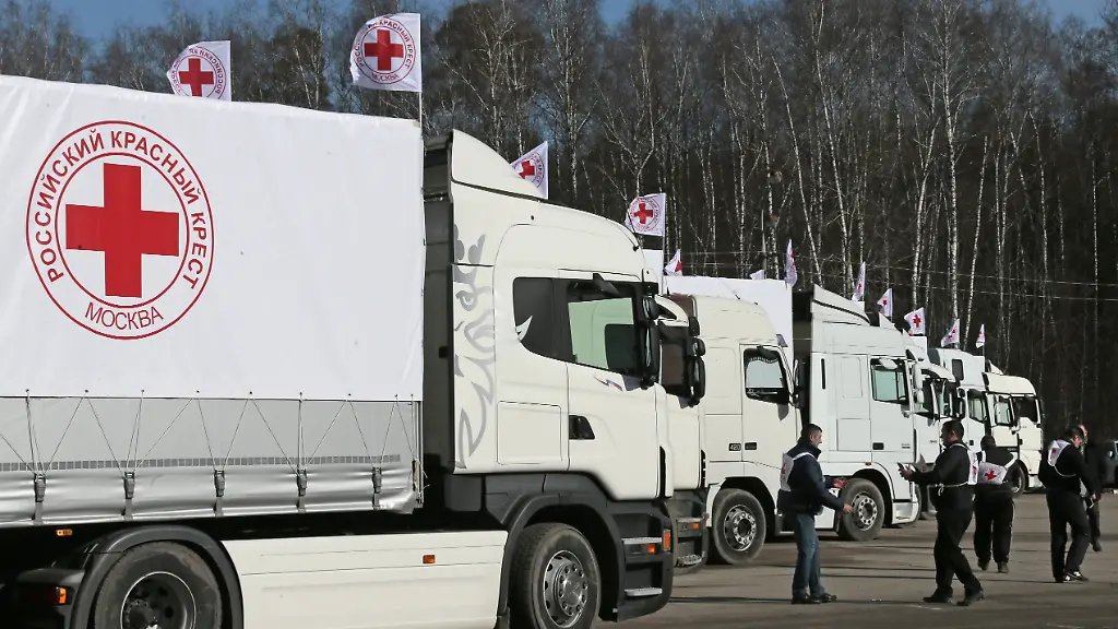 Hilfskonvois-des-russischen-Roten-Kreuzes-machen-sich-zur-Ausfuhr-humanitaerer-Gueter-bereit-Einem-geheimen-Bericht-zufolge-soll-die-Organisation-Teil-einer-umfassenden-Propagandastrategie-sein