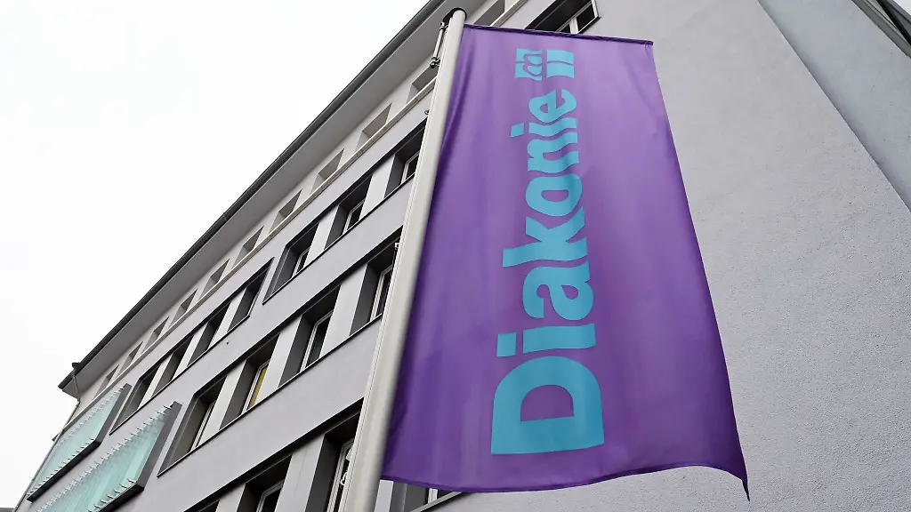 Eine-Fahne-der-Diakonie-aufgenommen-vor-einem-Haus-der-Diakonie