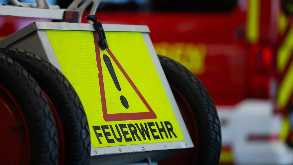 Ein-Einsatzfahrzeug-mit-der-Aufschrift-Feuerwehr-steht-in-der-Hauptfeuer-und-Rettungswache