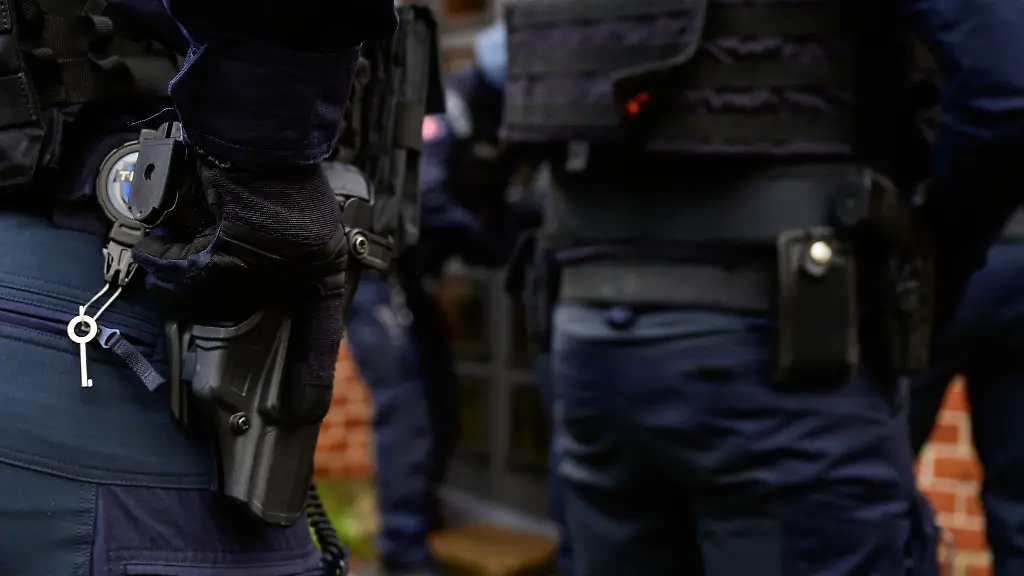 Ein-Polizist-der-Verfuegungseinheit-aus-Lueneburg-hat-seine-Hand-an-der-Dienstwaffe-vom-Typ-SFP9