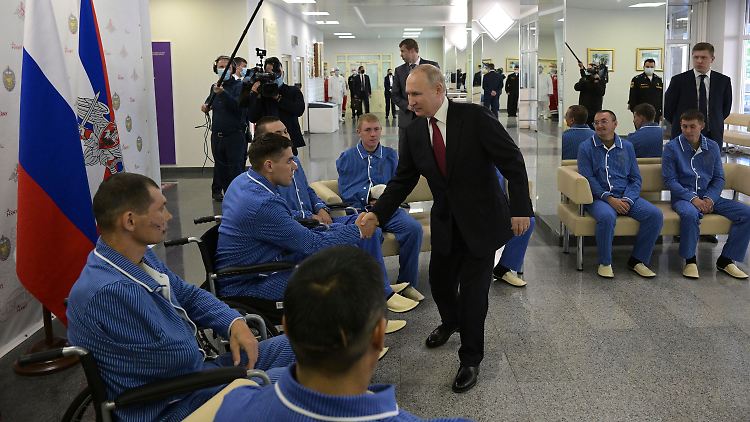 Kremlchef Putin (r.) zeichnet im Juni 2023 in einem Militärkrankenhaus Soldaten aus, die am Ukraine-Krieg teilgenommen haben. 
