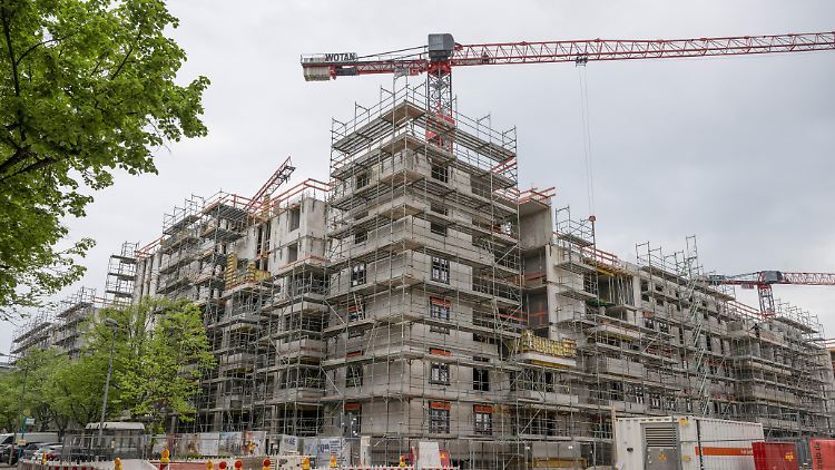 In diesem Jahr dürften lediglich rund 245.000 und 2024 sogar nur 210.000 Wohnungen in neuen Gebäuden fertiggestellt werden, prognostizieren die Münchner Forscher.