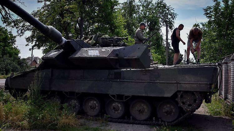 Ukrainische Soldaten reparieren einen Kampfpanzer vom Typ Leopard 2.