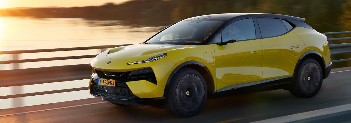 1_LOTUS_ELETRE-S_SOLAR-YELLOW_DYNAMIC_5_1x1.jpg