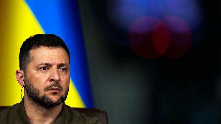 Der ukrainische Präsident Selenskyj am Samstag bei einer Pressekonferenz in Istanbul mit dem türkischen Präsidenten Erdogan.