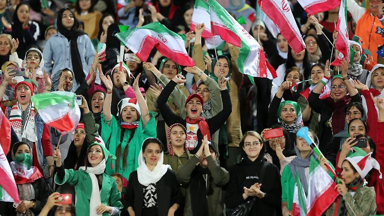 Jetzt sollen Frauen auch bei Ligaspielen ins Stadion dürfen.