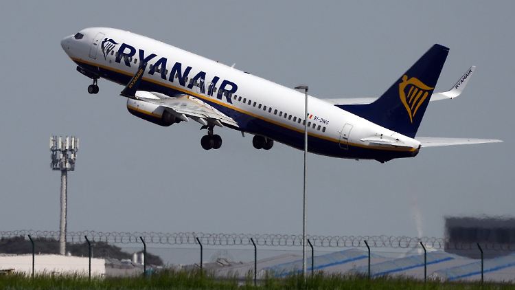Eine Boeing 737 der Fluggesellschaft Ryanair startet vom Flughafen Berlin Brandenburg (BER) "Willy Brandt".