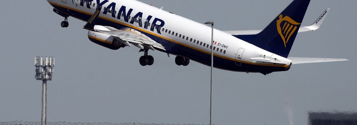 Eine Boeing 737 der Fluggesellschaft Ryanair startet vom Flughafen Berlin Brandenburg (BER) "Willy Brandt".
