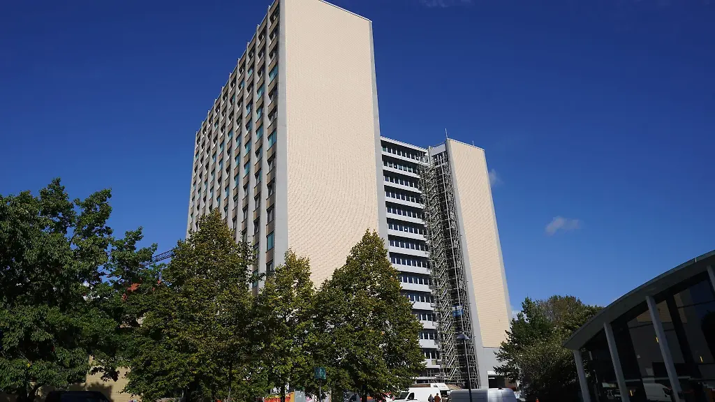 Blick-auf-den-Philosophenturm-der-Universitaet-Hamburg