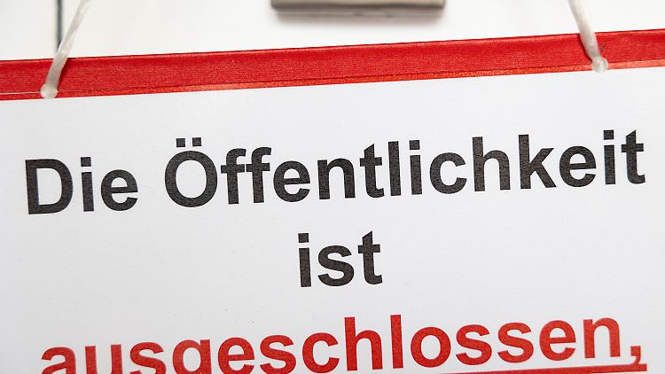 Wegen des jungen Alters des mutmaßlichen Täters wird unter Ausschluss der Öffentlichkeit verhandelt.