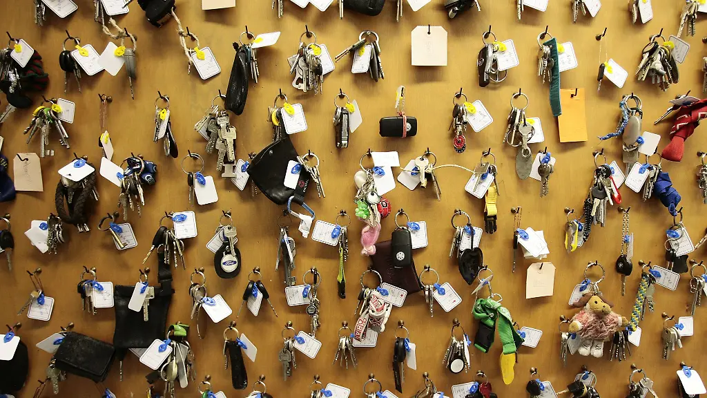 Nicht-immer-taucht-ein-verlorener-Schluessel-im-Fundbuero-wieder-auf-Ob-Mieterinnen-und-Mieter-fuer-den-Verlust-selbst-aufkommen-muessen-haengt-dann-davon-ab-ob-sie-ein-Verschulden-am-Verschwinden-des-Schluessels-haben