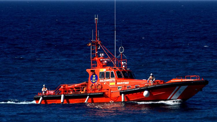 Ein Seenotrettungskreuzer und ein anderes Schiff sind nach spanischen Angaben bereits unterwegs.