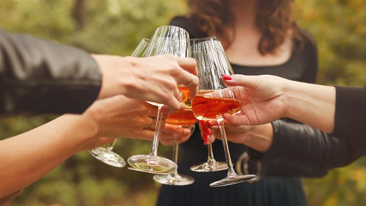 Ausgehen ist ein teures Vergnügen. "Ich spare in meinem sozialen Leben, gehe weniger aus, treffe weniger Freunde", sagt die alleinstehende 43-Jährige. 